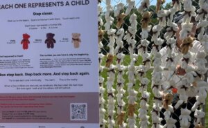 अमेरिकी राजधानी में भरवां खिलौने विस्थापित यूक्रेनी बच्चों का प्रतीक हैं