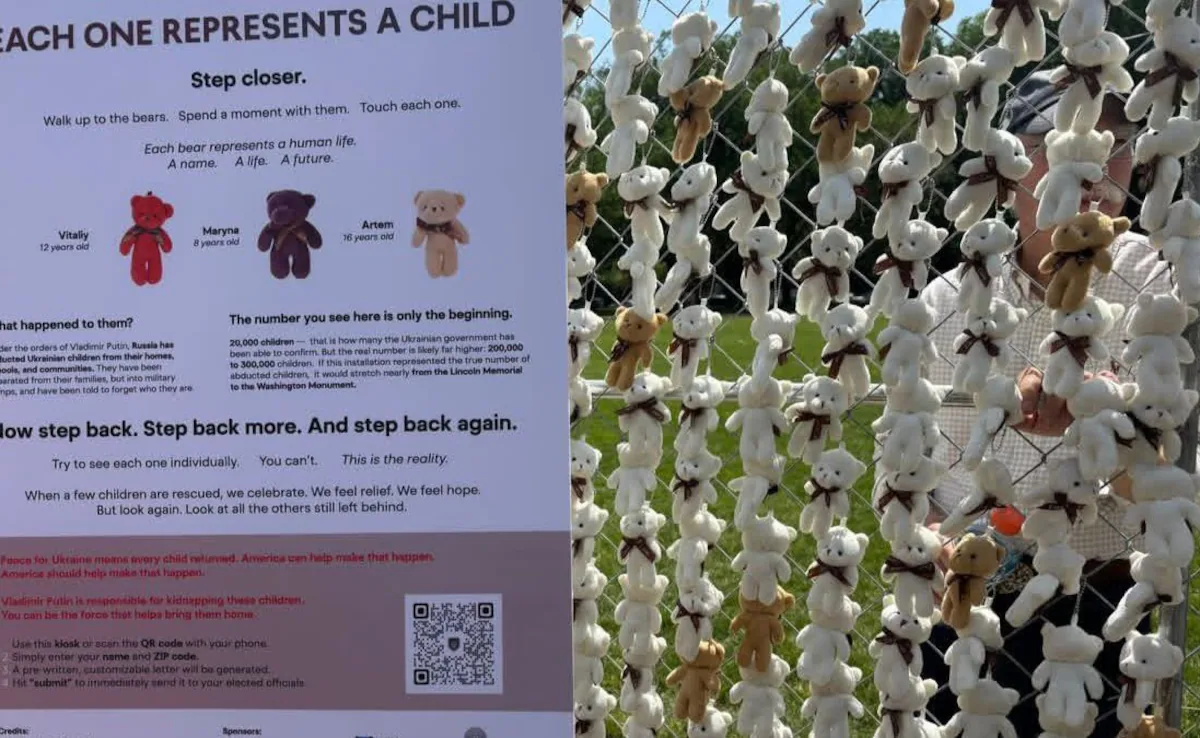 अमेरिकी राजधानी में भरवां खिलौने विस्थापित यूक्रेनी बच्चों का प्रतीक हैं