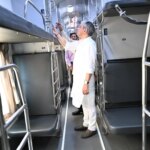 आधुनिक रंग थीम से लेकर पीवीसी फ़्लोरिंग तक: नए अमृत भारत कोचों पर रेल मंत्री का अंदर का नजारा