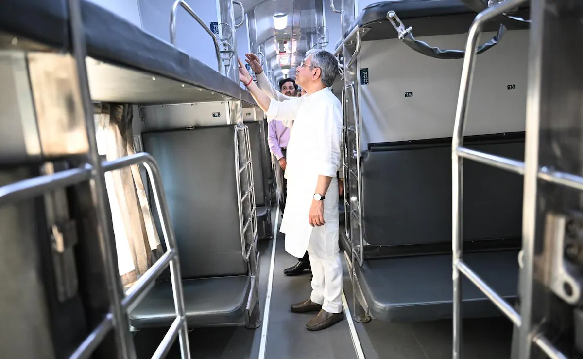 आधुनिक रंग थीम से लेकर पीवीसी फ़्लोरिंग तक: नए अमृत भारत कोचों पर रेल मंत्री का अंदर का नजारा