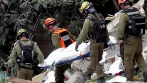 इज़रायली बचावकर्मियों का कहना है कि ईरानी हमले की जगह से चार शव बरामद किए गए हैं