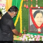 ओ पन्नीरसेल्वम बाहर, बोडिनायकनूर चौराहे पर अन्नाद्रमुक के स्टार निर्वाचन क्षेत्र।