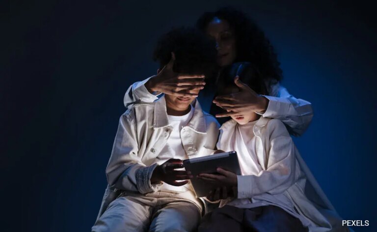 कर्नाटक ने स्कूली बच्चों में डिजिटल लत से निपटने के लिए नीति का मसौदा तैयार किया