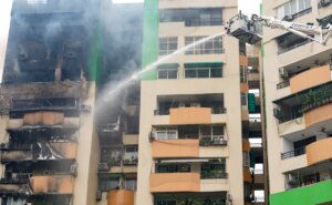ग़ाज़ियाबाद में बहुमंजिला आग: धुआं हटने के बाद भुगतान कौन करेगा?