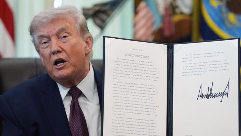 ट्रम्प ने राष्ट्रीय मतदाता पंजीकरण बनाने के आदेश पर हस्ताक्षर किए; कानूनी चुनौतियों का सामना करने के लिए निश्चित रूप से आगे बढ़ें