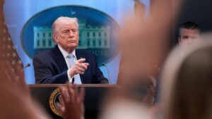 डोनाल्ड ट्रम्प ने ईरान के लिए समय सीमा में बार-बार देरी की है, लेकिन सुझाव दिया है कि मंगलवार अंतिम दिन है