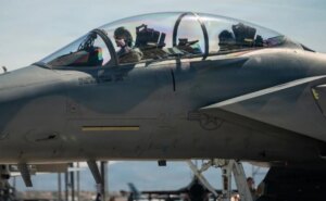 तस्वीरें: भारतीय वायुसेना प्रमुख ने अपने अमेरिका दौरे के दौरान F-15 फाइटर जेट उड़ाया