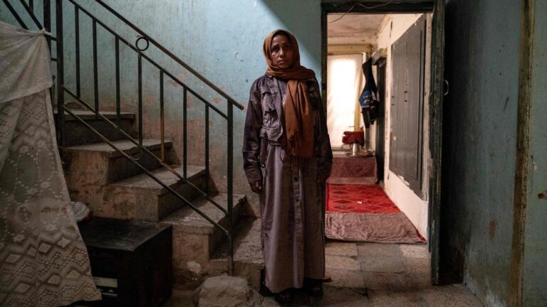 पाकिस्तानी बमबारी में सैकड़ों लोगों की मौत के बाद अफगानी मां ने न्याय की मांग की है