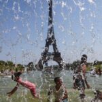 फ्रांस ने 15 साल से कम उम्र के लोगों के लिए सोशल मीडिया पर प्रतिबंध लगा दिया है