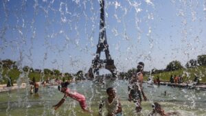 फ्रांस ने 15 साल से कम उम्र के लोगों के लिए सोशल मीडिया पर प्रतिबंध लगा दिया है