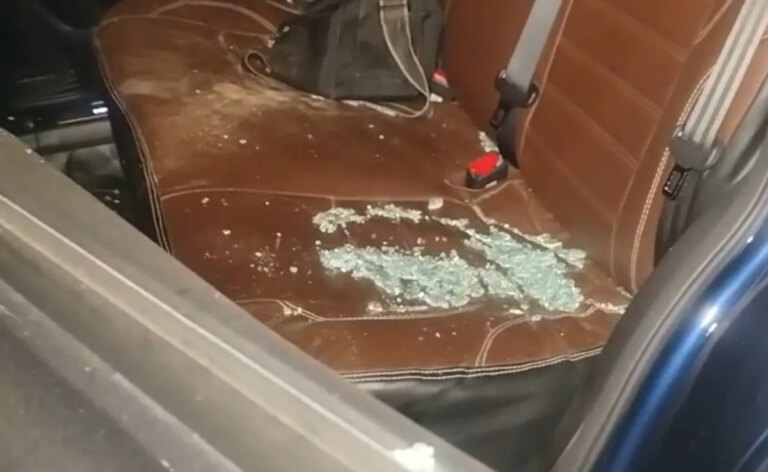 बंगाल के अधिकारियों को बंधक बनाकर रखा गया। उन्होंने एक सप्ताह पहले शिकायत की थी