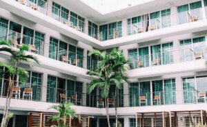 बंगाल के लिए चुनाव आयोग का नया आदेश मतदान से पहले होटलों में बाहरी लोगों के प्रवेश पर प्रतिबंध लगाता है