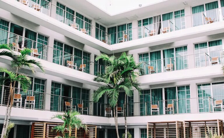 बंगाल के लिए चुनाव आयोग का नया आदेश मतदान से पहले होटलों में बाहरी लोगों के प्रवेश पर प्रतिबंध लगाता है