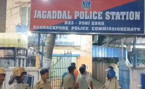 बंगाल पुलिस ने थाने के बाहर हिंसा करने के आरोप में 4 तृणमूल कार्यकर्ताओं को गिरफ्तार किया है