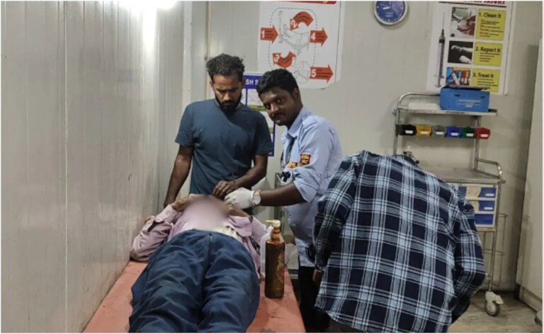 बिहार के सरकारी अस्पताल में मरीज की सिलाई करते दिखे 'मुन्ना भाई'