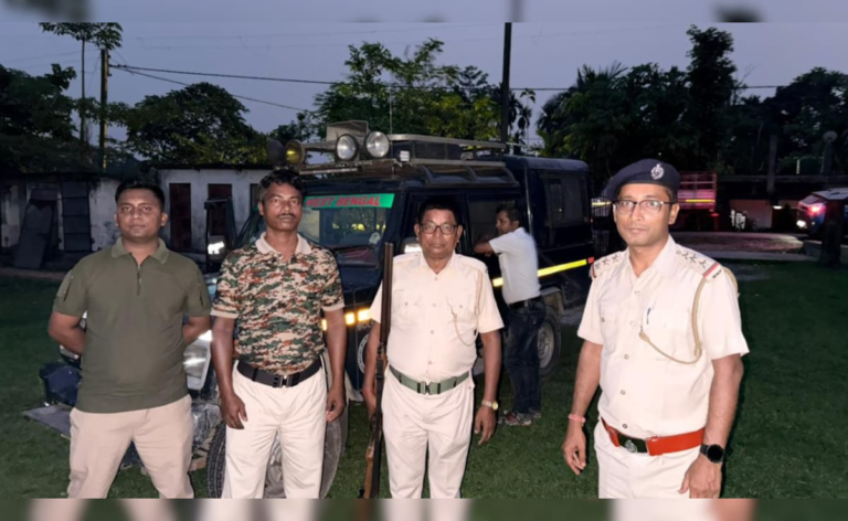 बूथ की रखवाली: उत्तरी बंगाल में तेंदुए के डर से लड़ना