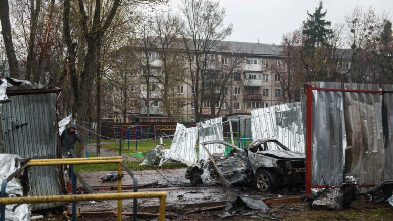 यूक्रेन का कहना है कि 'प्रमुख' रूसी मिसाइल और ड्रोन हमलों में दस लोग मारे गए