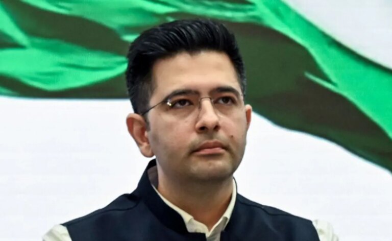 राघव चड्ढा बीजेपी के लिए अरविंद केजरीवाल के लिए झटका हैं. 6 और सांसद भी बदलेंगे