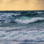 लहरों के नीचे जलता हुआ, अरब सागर सबसे कठिन है