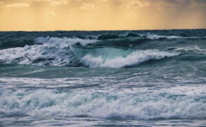 लहरों के नीचे जलता हुआ, अरब सागर सबसे कठिन है