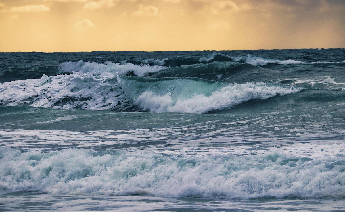 लहरों के नीचे जलता हुआ, अरब सागर सबसे कठिन है