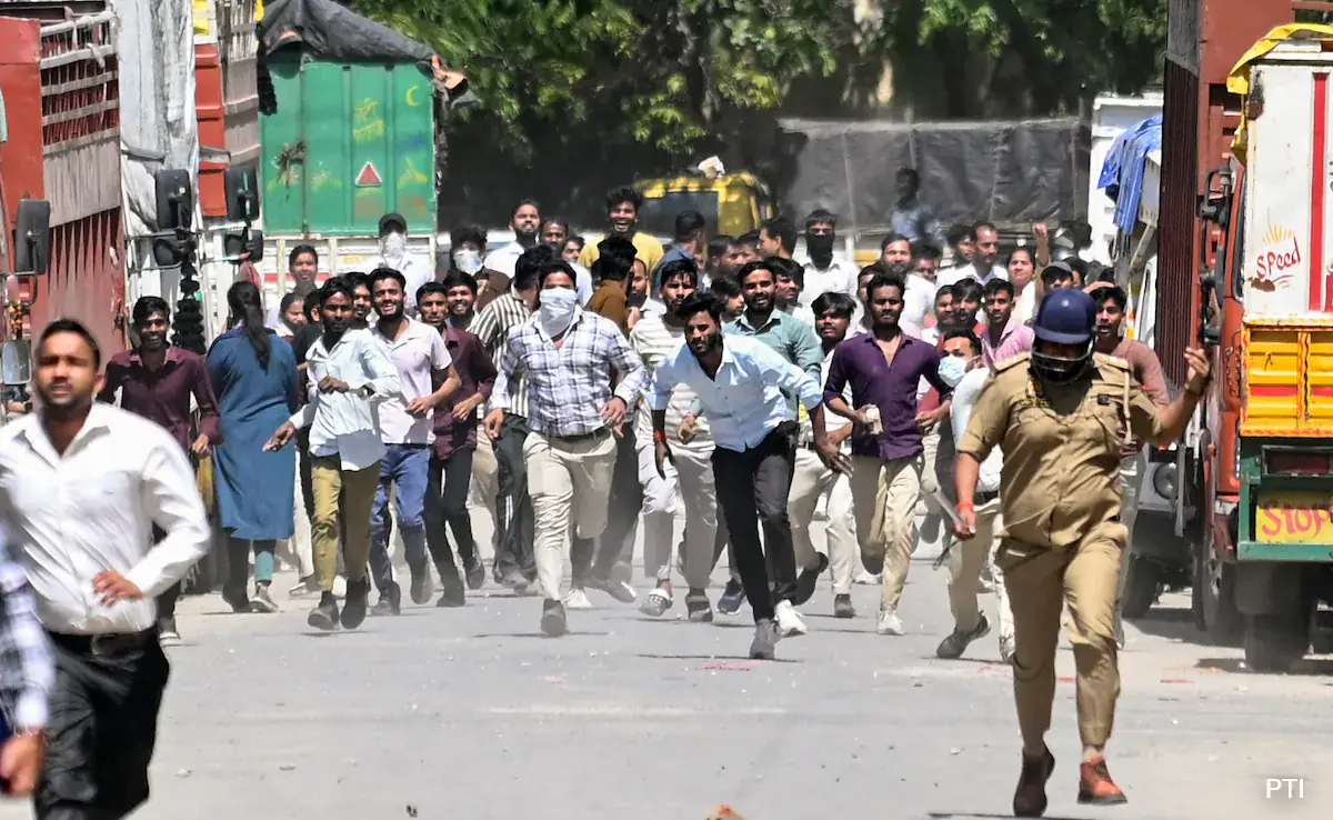 वेतन बढ़ोतरी की मांग, 300 गिरफ्तारियां, पाकिस्तान जांच के दायरे में लिंक: हिंसक नोएडा विरोध प्रदर्शन