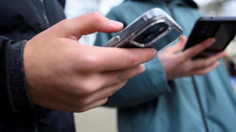 वैश्विक सुर्खियों के तहत, ऑस्ट्रेलिया सोशल मीडिया प्रतिबंधों पर कड़ा रुख अपना रहा है