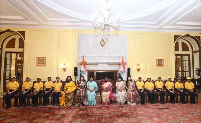 शक्तिसत: स्कूली छात्राओं की शक्ति से संचालित चंद्रमा