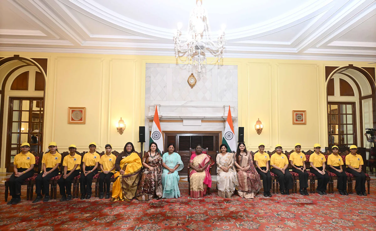 शक्तिसत: स्कूली छात्राओं की शक्ति से संचालित चंद्रमा