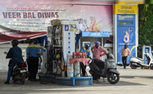 संख्याओं में: यूरोप में 70% बढ़ोतरी के बावजूद भारत ने ईंधन की कीमतें कैसे कम रखीं?