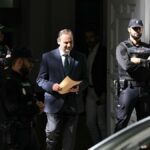 स्पेन के प्रधान मंत्री उस समय आलोचनाओं के घेरे में आ गए जब उनके एक पूर्व शीर्ष सहयोगी पर भ्रष्टाचार का मुकदमा चला