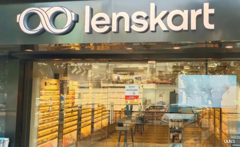 "हम आपकी बात सुनते हैं": 'बिंदी, तिलक' पर प्रतिक्रिया के बाद लेंसकार्ट ने नया ड्रेस कोड जारी किया