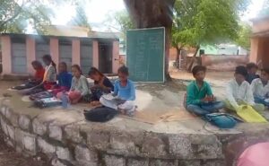 1 लाख से अधिक स्कूलों में बिजली की कमी, 98,500 लड़कियों के पास शौचालय नहीं: नीति आयोग की रिपोर्ट