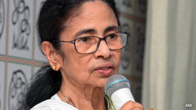 2025 में 'गंदा धर्म' टिप्पणी को लेकर ममता बनर्जी के खिलाफ केस दर्ज किया गया है