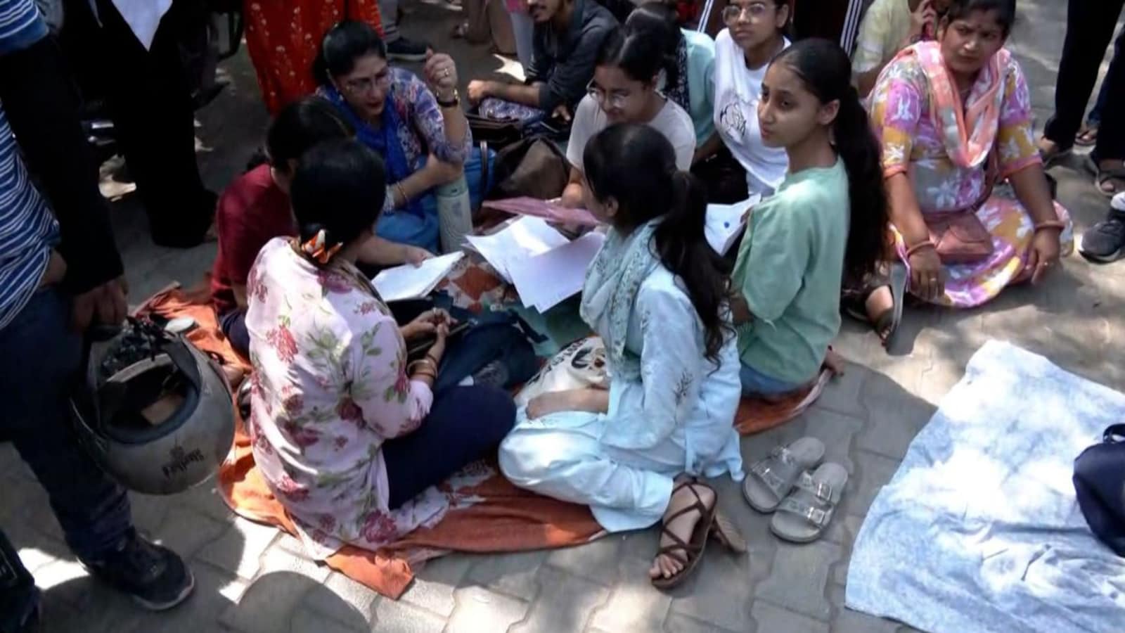 CUET UG 2026: छात्रों का कहना है कि तकनीकी खराबी के कारण परीक्षा बाधित होने से मानसिक दबाव बढ़ गया है