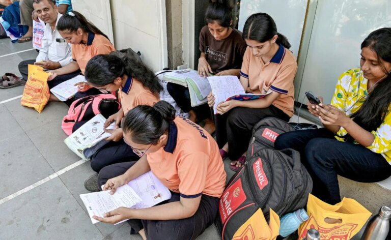 NEET UG रद्द होने पर छात्रों ने प्रतिक्रिया दी, "निराश, NTA को परीक्षा माध्यम बदलना चाहिए।"