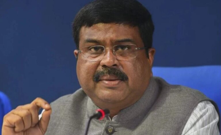 NEET पेपर लीक विवाद के बीच धर्मेंद्र प्रधान ने दोबारा परीक्षा पर पहली बैठक की अध्यक्षता की