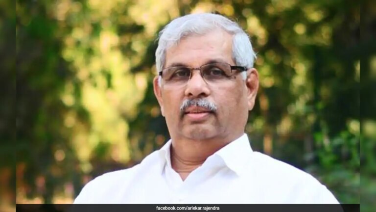 'अधूरे' वंदे मातरम से केरल के राज्यपाल नाराज, मुख्यमंत्री ने दिया जवाब