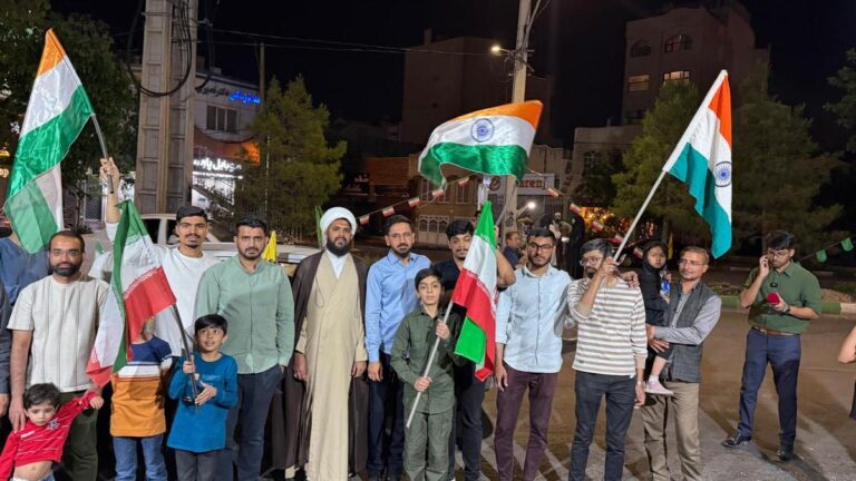 ईरान के पवित्र शहर क़ोम में, भारतीय स्वयंसेवक युद्ध की आशंकाओं और विरोध प्रदर्शनों के बीच शर्बत परोस रहे हैं