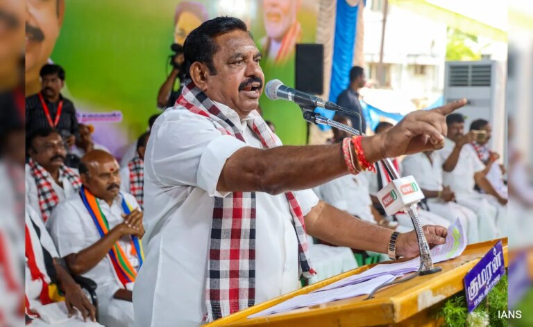 उन्होंने पलटवार करते हुए कहा कि एआईएडीएमके के विद्रोही ईपीएस को विधायक के रूप में अयोग्य घोषित करना चाहते हैं
