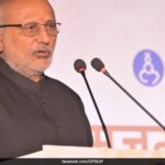 उपराष्ट्रपति की मीडिया को चेतावनी, 'युवा कॉकरोचों का अनुसरण करेंगे'