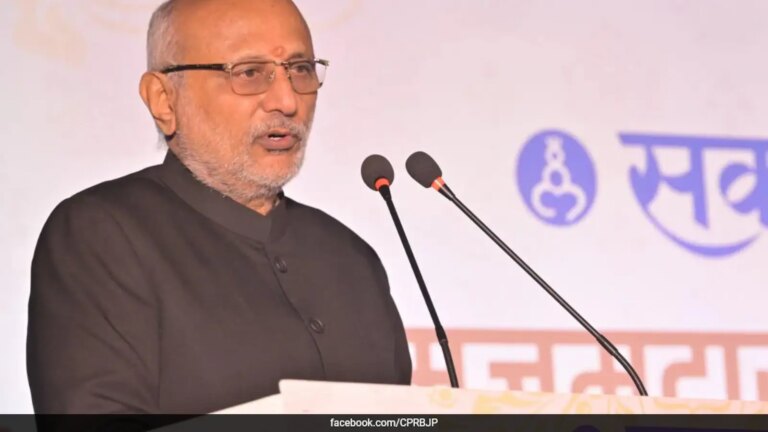 उपराष्ट्रपति की मीडिया को चेतावनी, 'युवा कॉकरोचों का अनुसरण करेंगे'