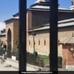 कश्मीर में ईद समारोह के दौरान, जामिया मस्जिद फिर से नमाज़ के लिए बंद कर दी गई है