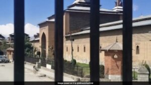 कश्मीर में ईद समारोह के दौरान, जामिया मस्जिद फिर से नमाज़ के लिए बंद कर दी गई है