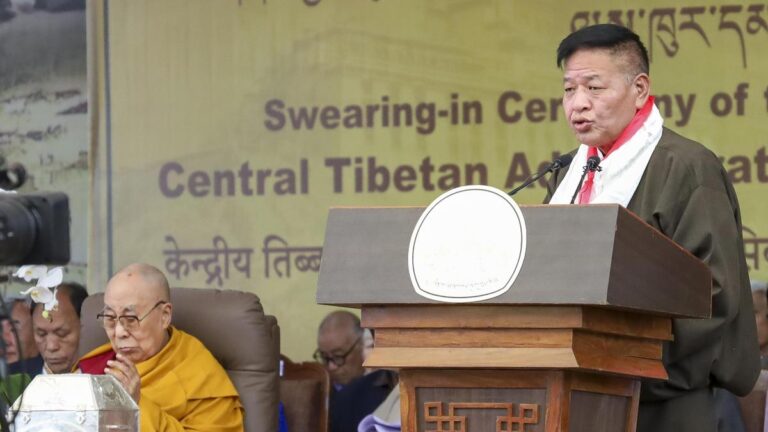 तिब्बत की निर्वासित सरकार के नेता ने शपथ ली