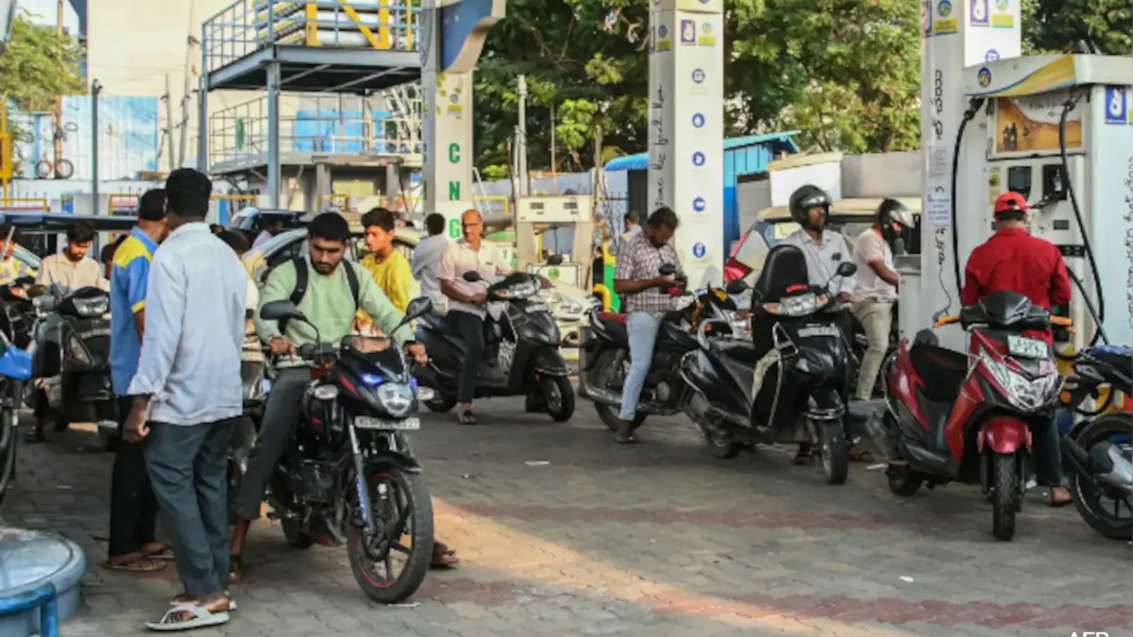 दिल्ली में पेट्रोल 2 रुपये महंगा, पेट्रोल 100 रुपये के पार