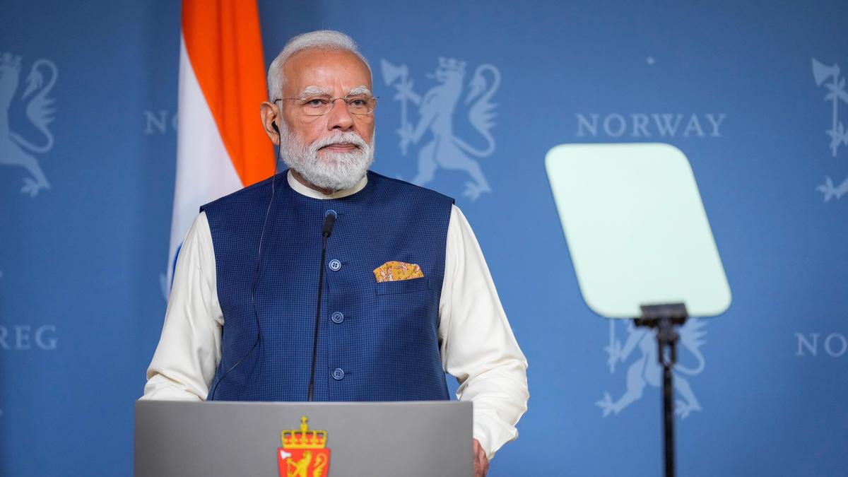 नीदरलैंड के बाद नॉर्वे में प्रेस कॉन्फ्रेंस न करने के पीएम के फैसले पर विदेश मंत्रालय को सवालों का सामना करना पड़ रहा है