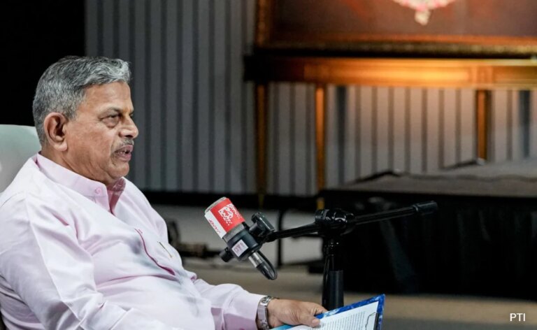 'पाक के साथ सख्ती से निपटें, लेकिन बातचीत की खिड़की खुली रखें': आरएसएस के शीर्ष नेता