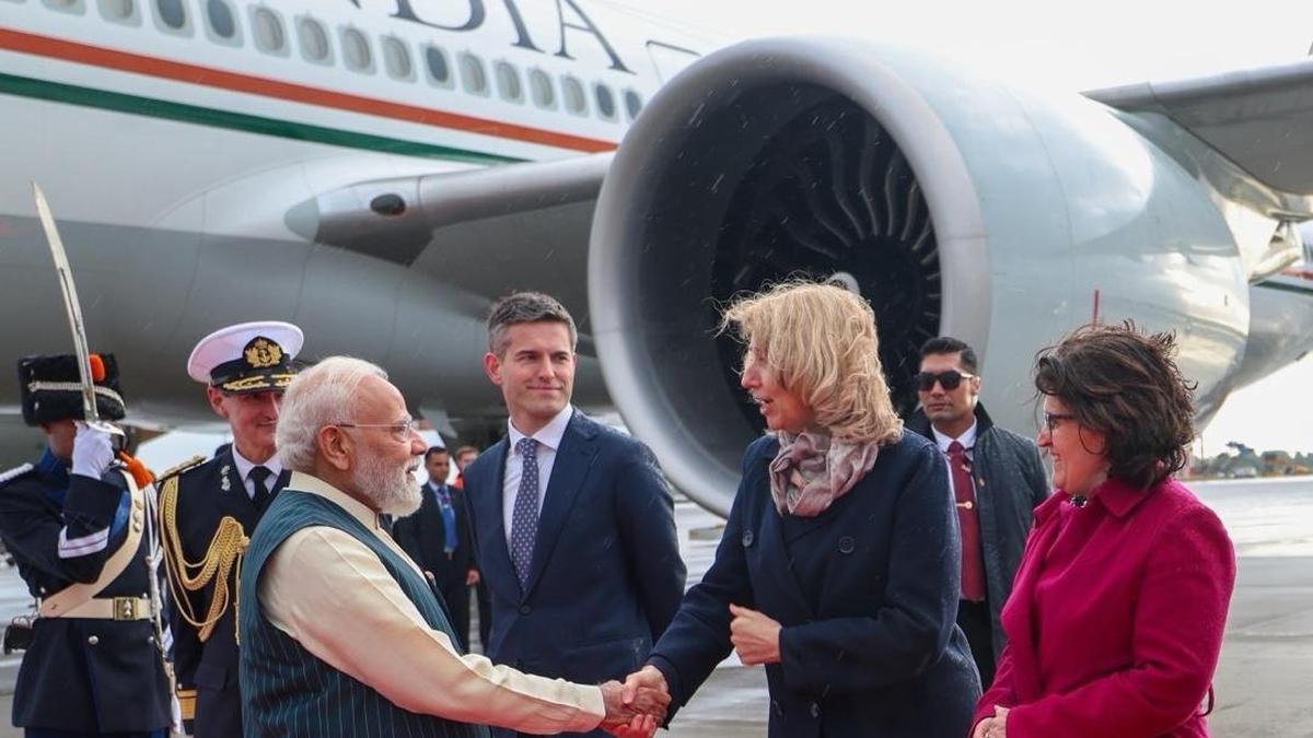 प्रधानमंत्री मोदी अपने पांच देशों के दौरे के दूसरे चरण में नीदरलैंड पहुंचे