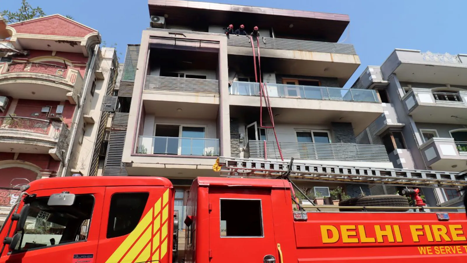 बढ़ती घटनाओं के बीच दिल्ली अग्निशमन सेवा को कर्मचारियों की भारी कमी का सामना करना पड़ रहा है